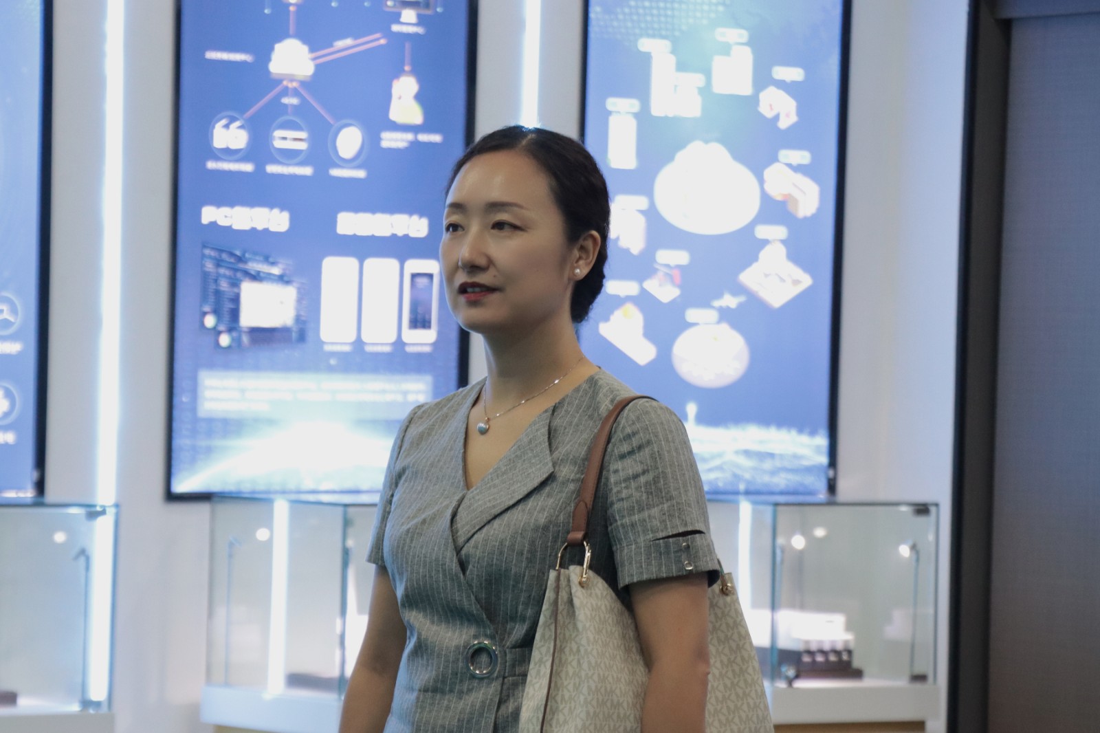 乌鲁木齐经济技术开发区招商服务局莅临开云手机官方网站科技参观指导